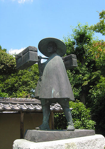 滋賀県の偉人 近江商人を象徴する藤井彦四郎邸の「てんびん像」