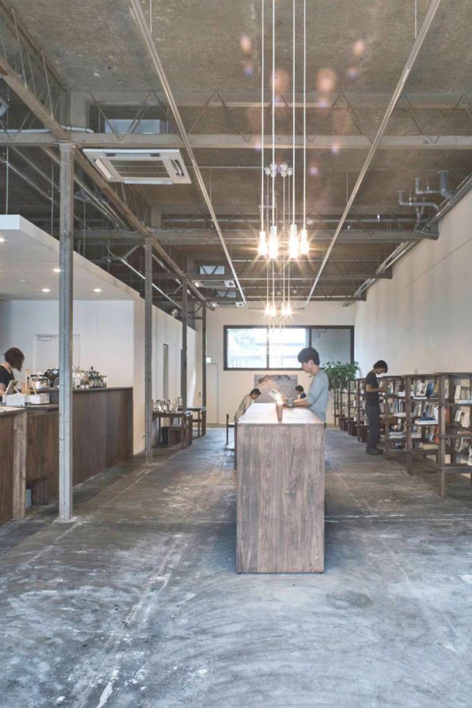 金庫をリノベしたヘルシーなカフェが魅力「Kinco.hostel＋Cafe」